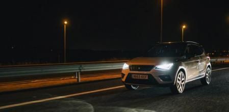 Es importante utilizar correctamente las luces del coche para iluminar la carretera y también para ser vistos