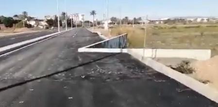 Uno de los carriles de la avenida Cantón, en Cartagena, se corta de forma abrupta al haberse construido allí un bordillo en forma triangular&nbsp;