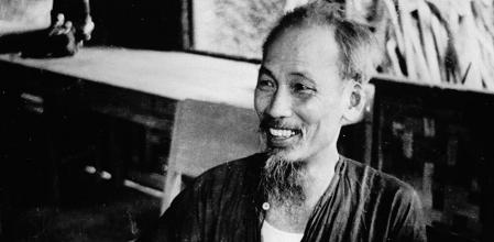 Ho Chi Minh en su despacho de Hanói
