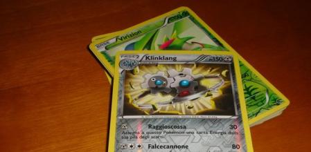 Pide un crédito de empresa para hacer frente a las pérdidas y se lo gasta en una carta Pokémon
