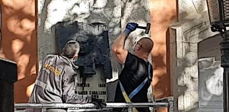 Operarios retiran la placa dedicada a Largo Caballero en la casa en la vivió, en Chamberí MÁS MADRID 15/10/2020