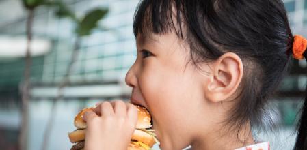El equipo dice que la razón más importante de esto es la falta de una nutrición y un entorno de vida adecuados y saludables en los años escolares