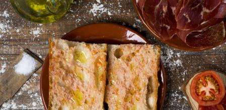 El pan con tomate es probablemente el plato más conocido de la gastronomía catalana