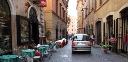 La velocidad en las calles con plataforma única de calza y acera quedará limitada a 20 km/h