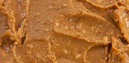 La pasta y crema de cacahuete puede mostrarse en diferentes texturas (crema, medio y crujiente)