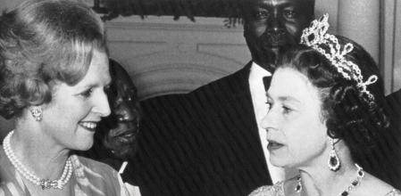 Margaret Thatcher (izqda.) y la reina Isabel II en una conferencia de la Commonwealth en agosto de 1979.