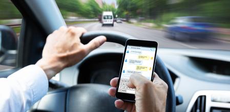 Manejar el móvil mientras se conduce es una de las distracciones más comunes en España&nbsp;