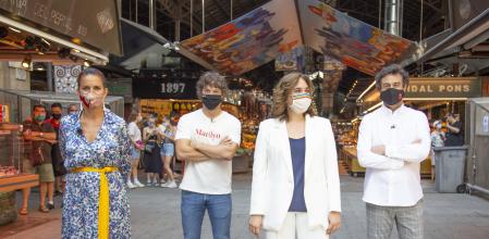 La alcaldesa de Barcelona, Ada Colau, junto al jurado de ‘MasterChef Celebrity’ compuesto por Samantha Vallejo-Nágera, Jordi Cruz y Pepe Rodríguez Rey en el mercado de La Boquería