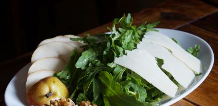 Ensalada de pera y rúcula con salsa de miel y mostaza