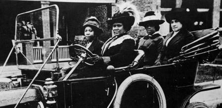 Sarah Breedlove, más conocida como Madam C. Walker, al volante de un automóvil en 1911. New York Public Library