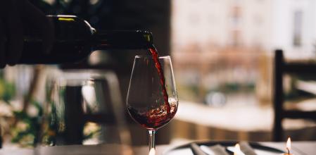 Vino syrah de aroma de fruta negra tipo mora, confitura de ciruela, flores como la violeta, herbal y mentolado