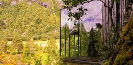 La simbiosis del hotel Juvet con la naturaleza es absoluta y confunde el saber si estás dentro o fuera del establecimiento