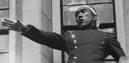 Mishima da su discurso en un cuartel de Tokio, tomado con otros cinco seguidores, poco antes de suicidarse en su interior, 25 de noviembre de 1970