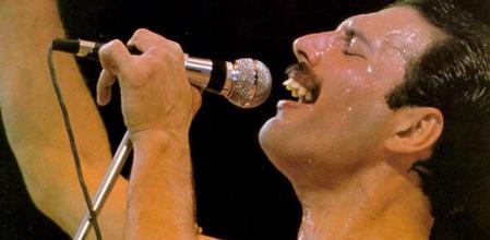 Foto de archivo de una actuación de Freddie Mercury