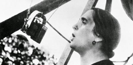 Dolores Ibárruri, durante una intervención pública iniciada ya la Guerra Civil