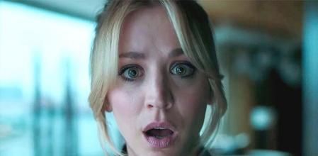 Kaley Cuoco está divertidísima en el papel de Cassie, una auxiliar de vuelo que se ve involucrada en un asesinato.