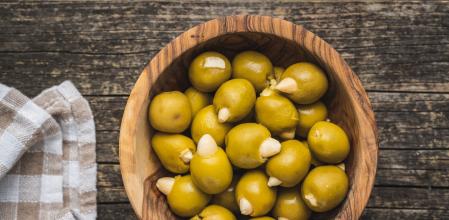 Tanto para consumir a modo de aperitivo como para formar parte de todo tipo de platos, las aceitunas rellenas están prácticamente en todas las despensas