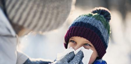 Una madre ayuda a su hijo a sonarse en un ambiente invernal, al que están muy acostumbrados los países nórdicos y muchos menos los mediterráneos