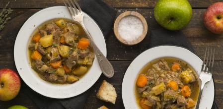 Guiso cordero y manzana