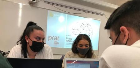 Alumnos de Prat Educació trabajando en equipo