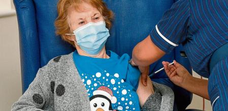 La primera persona vacunada en Reino Unido recibe la segunda dosis