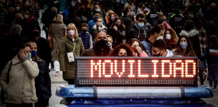 Un coche patrulla de la Guardia Urbana muestra mensajes con recomendaciones de movilidad y de seguridad en un concurridísimo Portal de l’Àngel
