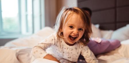 Un niño participa en el relato del cuento que le explica su padre antes de dormir
