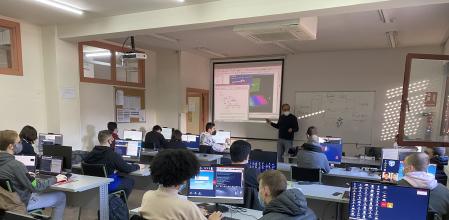 Alumnos de ciclo del IES Clara del Rey en el aula