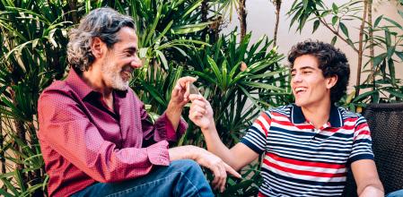 Un padre entrega un preservativo a su hijo adolescente