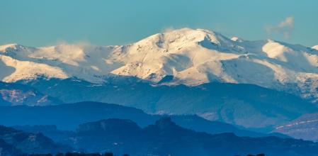 El monte Puigmal nevado visto desde Vic.