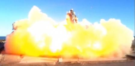 Un prototipo de una gigantesca aeronave con la que la compañía privada aeroespacial SpaceX pretende llevar a los primeros humanos a Marte explotó este miércoles durante un aterrizaje de prueba en Texas.

El cohete destruido era un modelo conocido como Starship de casi 50 metros de largo que idealmente también transportará hasta 100 toneladas de carga al espacio.

La nave, sin tripulación, despegó de la base que SpaceX tiene en Boca Chica (Texas) y ascendió unos 12 kilómetros impulsada por tres motores tipo Raptor antes de regresar al punto de partida, donde debía aterrizar. Sin embargo, al tocar tierra la nave explotó creando una bola gran bola de fuego.

Fuente: EFE

Artículo relacionado: 

Suscríbete a nuestro canal para no perderte más vídeos clickando aquí 