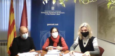 La rueda de prensa de la gerente de la Región Sanitaria Lleida, Divina Farreny; la Delegada al Alt Pirineu y Aran, Rosa Amorós; y el Director del Hospital Comarcal del Pallars, Eduard Sanjurjo