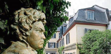 El destino llama a la puerta (y los griegos también)