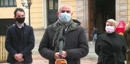 Carlos Carrizosa esta mañana frente al Ayuntamiento de l'Hospitalet de Llobregat