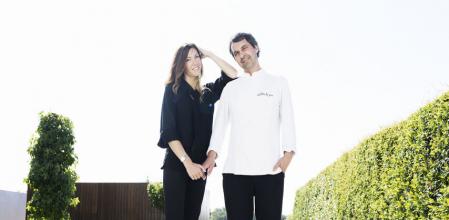 El chef Javier Olleros y la jefa de sala Amaranta Rodríguez en Culler de Pau, el nuevo dos estrellas de O Grove (Pontevedra)