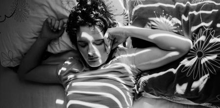 Los relatos cortos pueden ser un buen método para relajarse en la cama y lograr conciliar el sueño, después de un día estresante