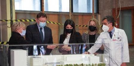 Ximo Puig y Ana Barceló viendo los planos del nuevo hospital clínico