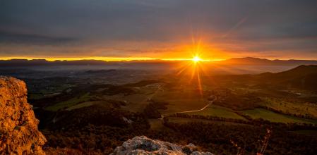 Amanecer visto desde el abismo de Roc Llarg.
