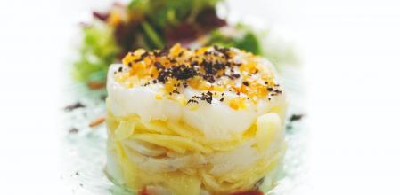 Milhojas de bacalao y patata con vinagreta de balsámico y cítricos