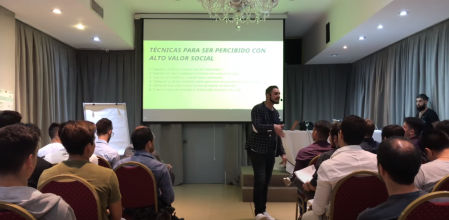 El ponente explica sus trucos a los oyentes