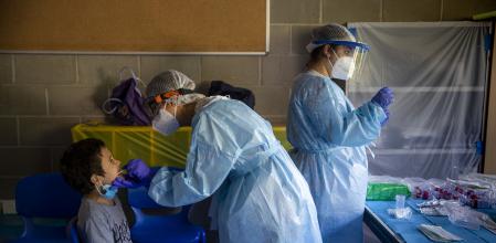 FOTO: MANÉ ESPINOSA. LA ESCUELA THAU DE BARCELONA REALIZANDO TEST DE PCR A LOS NIÑOS QUE VAN A PARTICIPAR EN COLONIAS DEL COLEGIO PARA PODER DAR MAYOR SEGURIDAD A LOS ASISTENTES