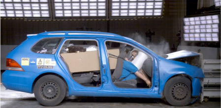 El RACE ha participado en unas pruebas de choque que muestran el peligro de llevar mal sujeta la carga en el coche