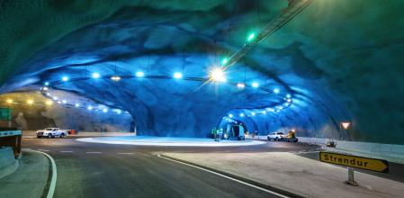 La rotonda que forma parte del túnel subacuático del túnel Eysturoy en las Islas Feroe