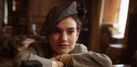 Lily James en 'La hora más oscura'.