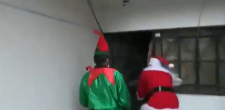 Los dos policías disfrazados forzando la puerta para entrar