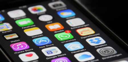 Hay multitud de bromas que puedes hacer solo con el móvil