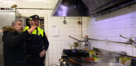 Chicote clausura con la Policía “el paraíso de los bichos” en ‘¿Te lo vas a comer?’