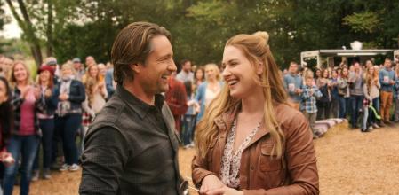 Martin Henderson y Alexandra Breckenridge en 'Un lugar para soñar'