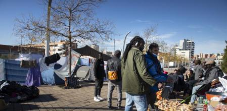 Cerca de la nave calcinada de Badalona se ha montado un campamento con tiendas