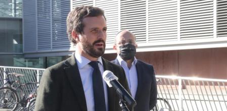 Pablo Casado atendiendo a los medios junto a Alejandro Fernández esta mañana en el ICIQ de Tarragona